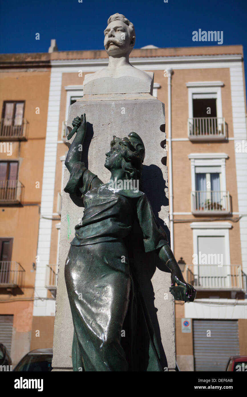 Une statue dans le parc de la Villa Margherita de Trapani dans la province de Trapani, en Sicile. Banque D'Images