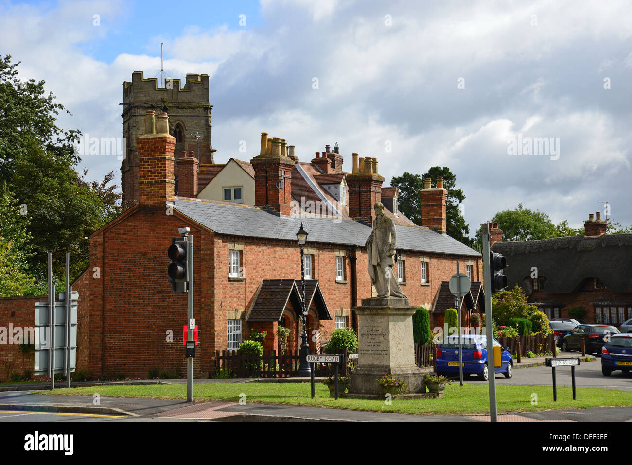 La place montrant l'église Saint Pierre et statue de Lord Montague Scott, Dunchurch, Warwickshire, Angleterre, Royaume-Uni Banque D'Images