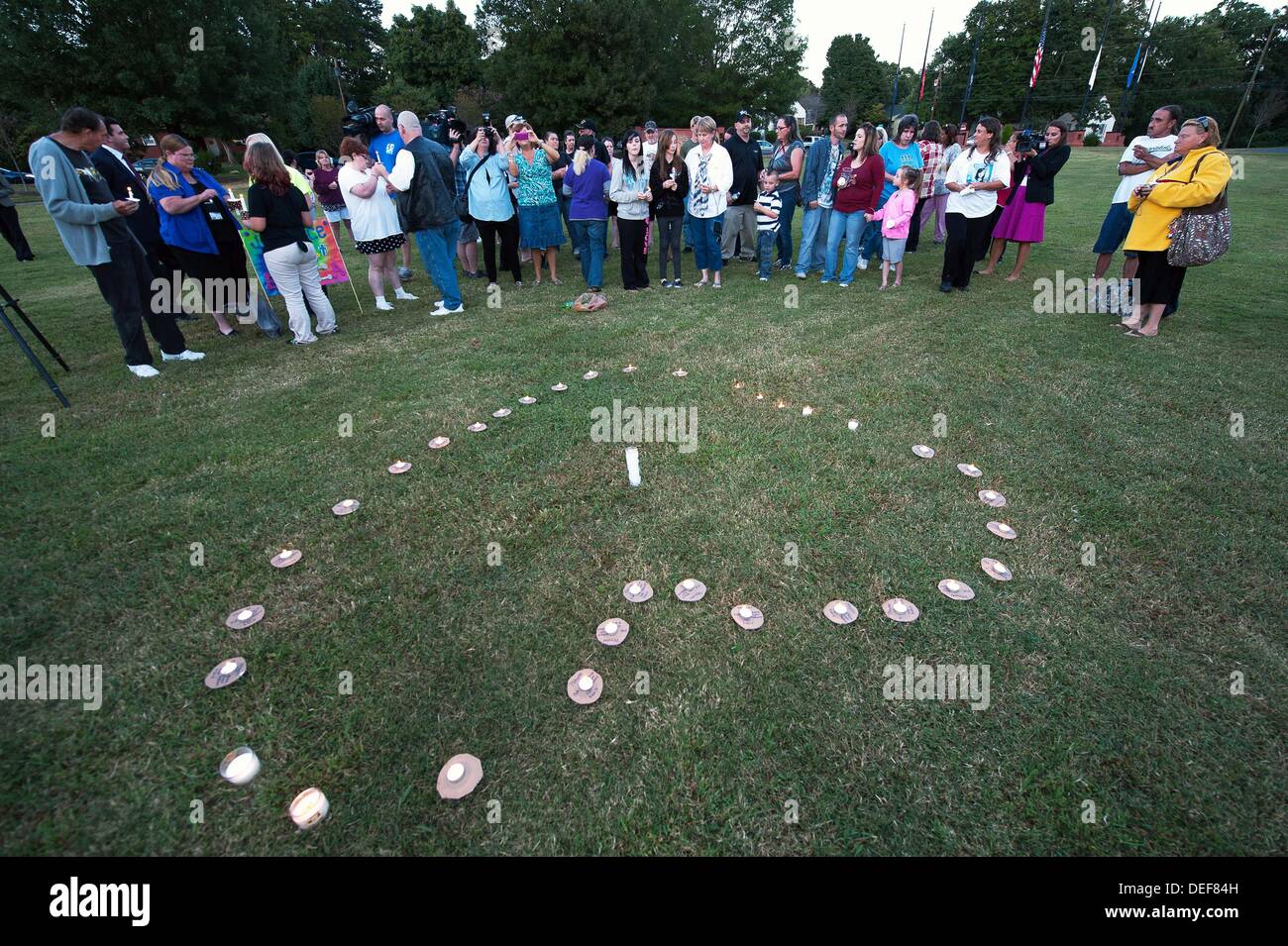 Salisbury, Caroline du Nord, USA. 17 août, 2013. Les membres de la communauté se rassembler et placer des bougies en forme de cœur à Salisbury City Park lors d'un troisième veillée aux chandelles pour adolescents disparus Erica Parsons. Parsons a disparu depuis près de deux ans mais la disparition n'a pas été signalée jusqu'à récemment. © Sean Meyers/ZUMAPRESS.com/Alamy Live News Banque D'Images