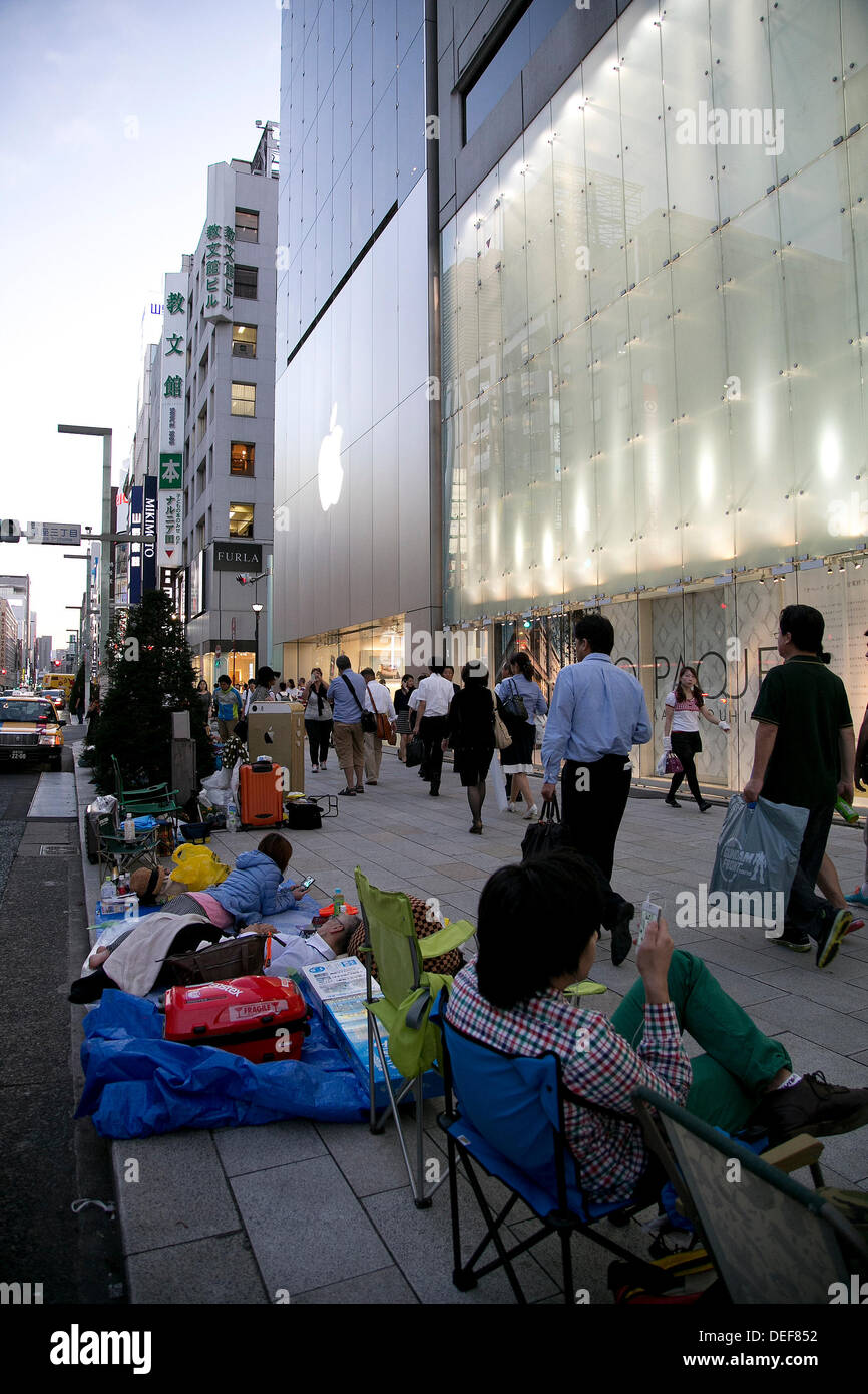 Ginza, Tokyo. Sept 17, 2013. Fans de produits Apple attendre en face de l'Apple Store de Ginza, à acheter le nouvel iPhone 5s et moins chères de l'iPhone 5c, le 17 septembre 2013. Pendant le typhon Man-yi, le 18e de la saison, les cils sur le Japon ce 16 septembre 2013, Apple a attendu des fans à l'intérieur du magasin pour protéger du puissant typhon. Selon Apple les téléphones mobiles sera disponible au Japon, aux États-Unis et dans sept autres pays à partir de Septembre 20. © Rodrigo Reyes Marin/AFLO/Alamy Live News Banque D'Images