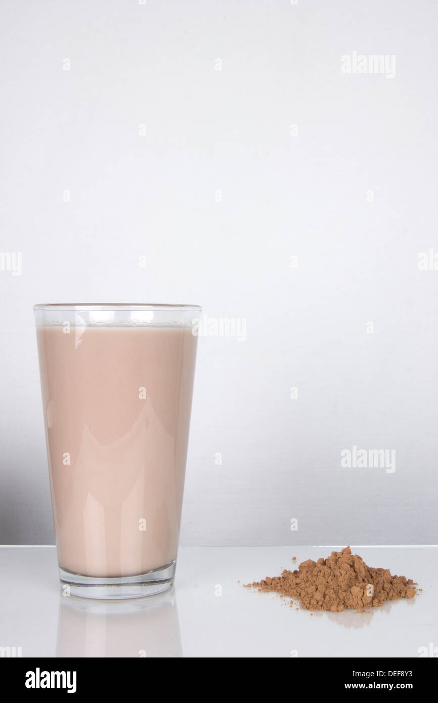 Verre de lait au chocolat et poudre Banque D'Images