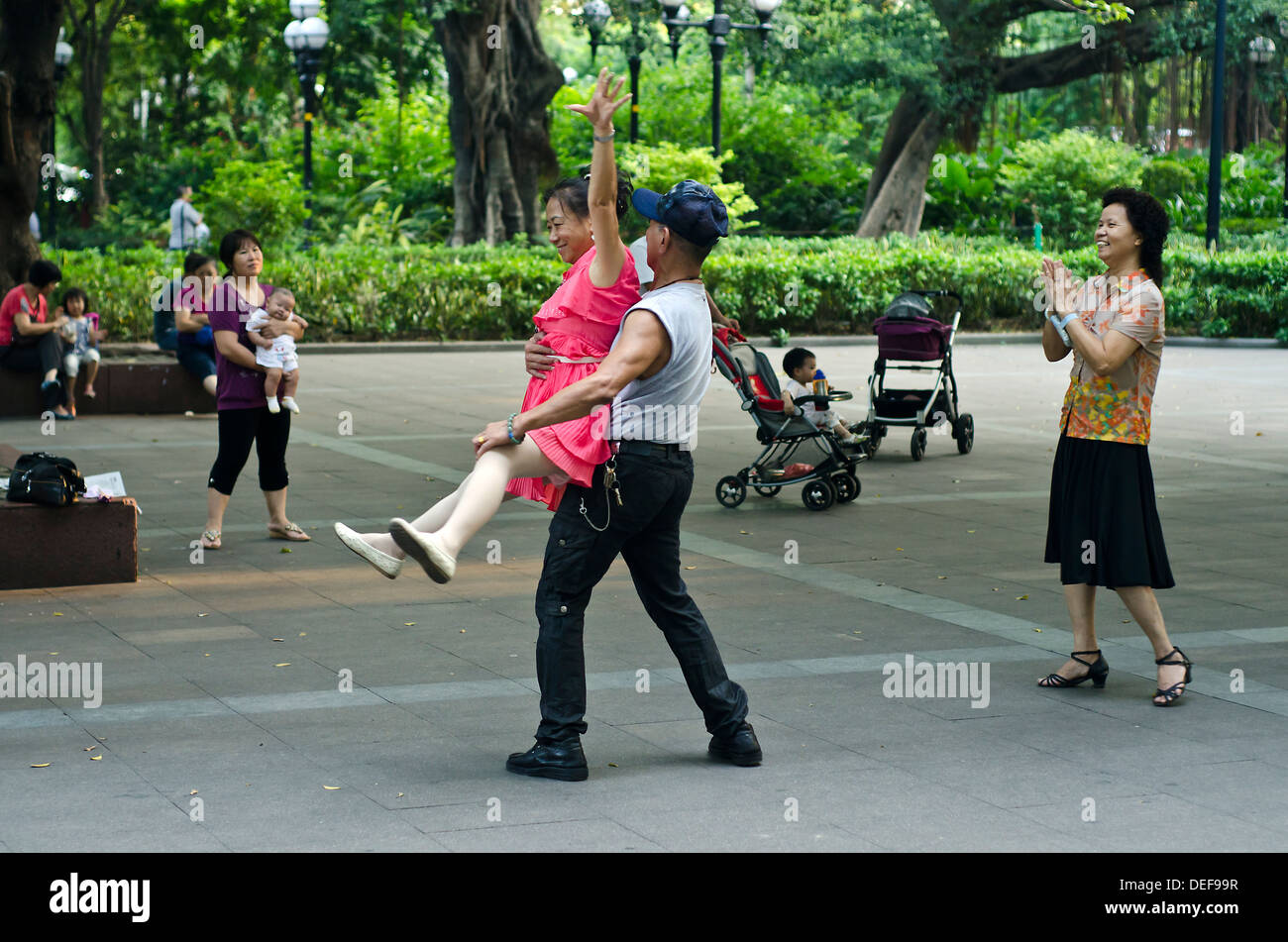 La danse dans la ville de Guangzhou People's Park , Guangzhou , Chine Banque D'Images