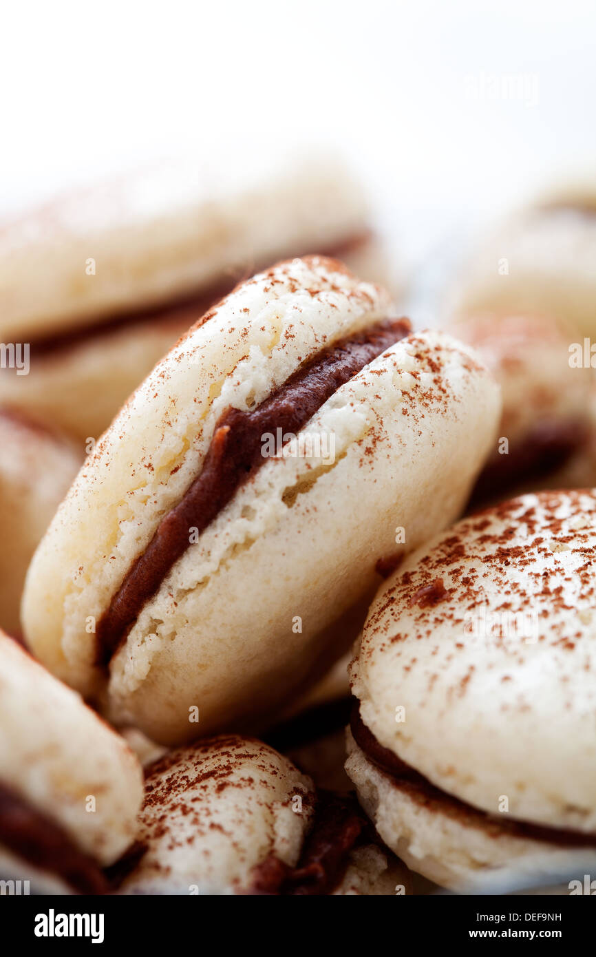 Macarons français avec garniture au chocolat et la poudre de cacao Photo  Stock - Alamy
