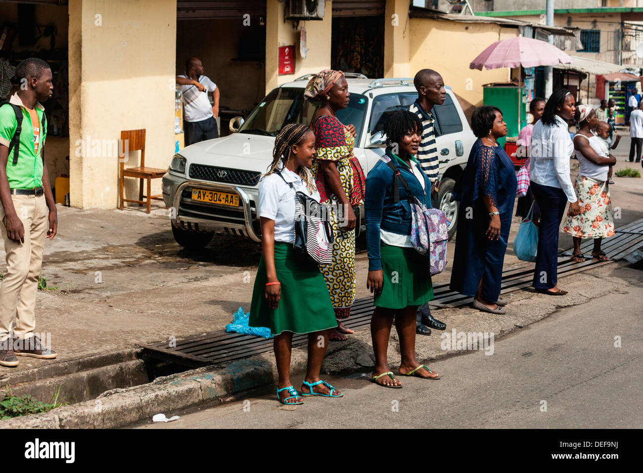L'Afrique, GABON, Libreville. Les personnes en attente de bus. Banque D'Images