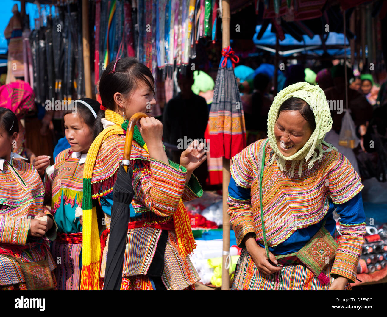 Happy Flower Hmong femmes rient et boutique dans le marché du dimanche matin à Bac Ha, au Vietnam. Banque D'Images