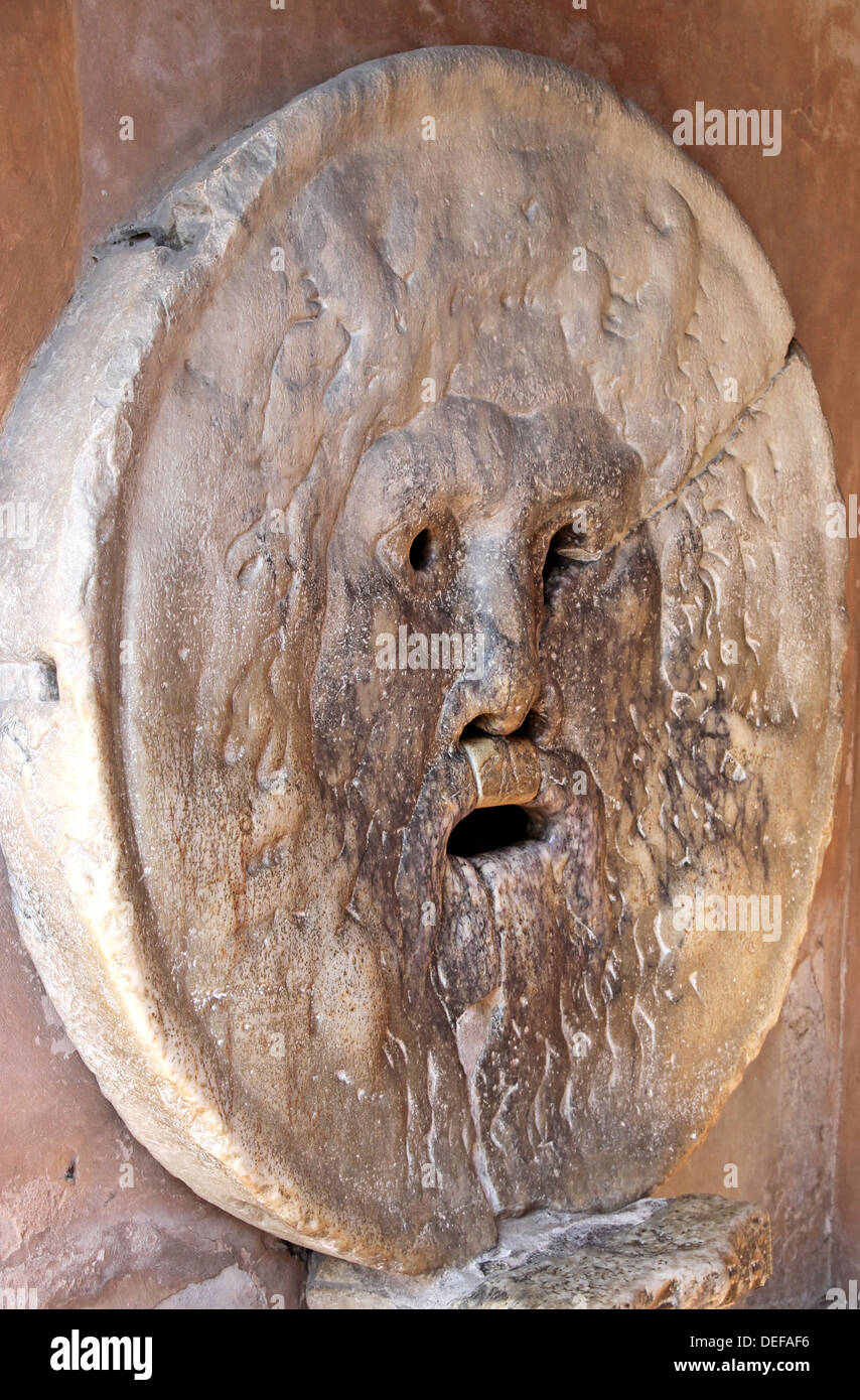 Célèbre big mask appelé Bocca della Verità photographié à partir de la barre oblique à Rome Italie Banque D'Images