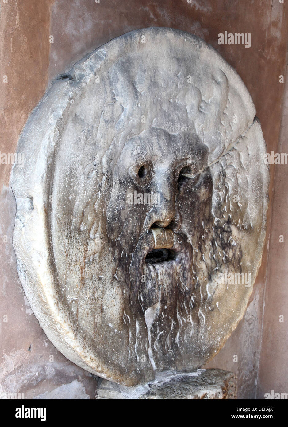 Célèbre big mask appelé Bocca della Verità photographié à partir de la barre oblique à Rome Italie Banque D'Images