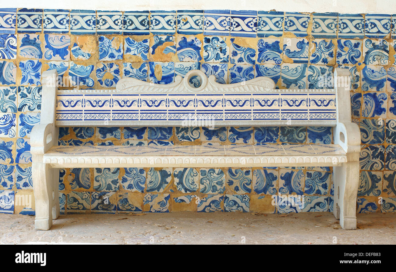 Banc d'ornement portugais décoré d'azulejos carreaux peints Banque D'Images