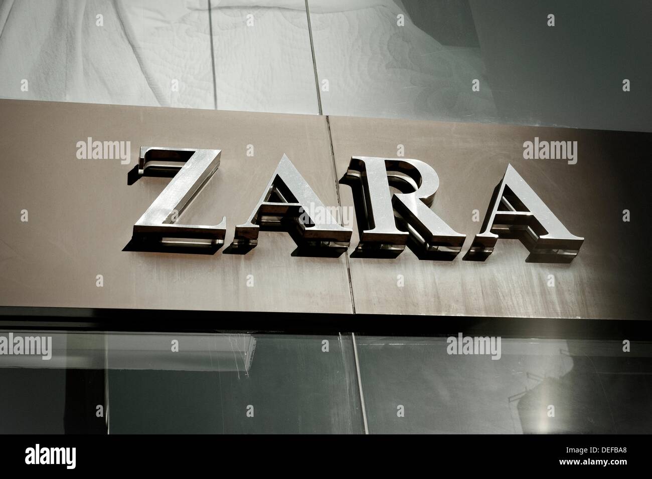 Zara facade shop in goya street Banque de photographies et d'images à haute  résolution - Alamy