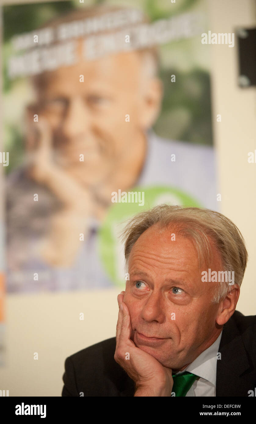 Goettingen, Allemagne. 17 août, 2013. Le premier candidat du Parti des Verts/Alliance 90, Juergen Trittin, prend part à une discussion de groupe au cours d'une campagne du Parti Vert pour l'élection générale allemande à Goettingen, Allemagne, 17 septembre 2013. L'élection générale pour le Bundestag va avoir lieu le dimanche 22 septembre 2013. Photo : Swen Pfoertner/dpa/Alamy Live News Banque D'Images