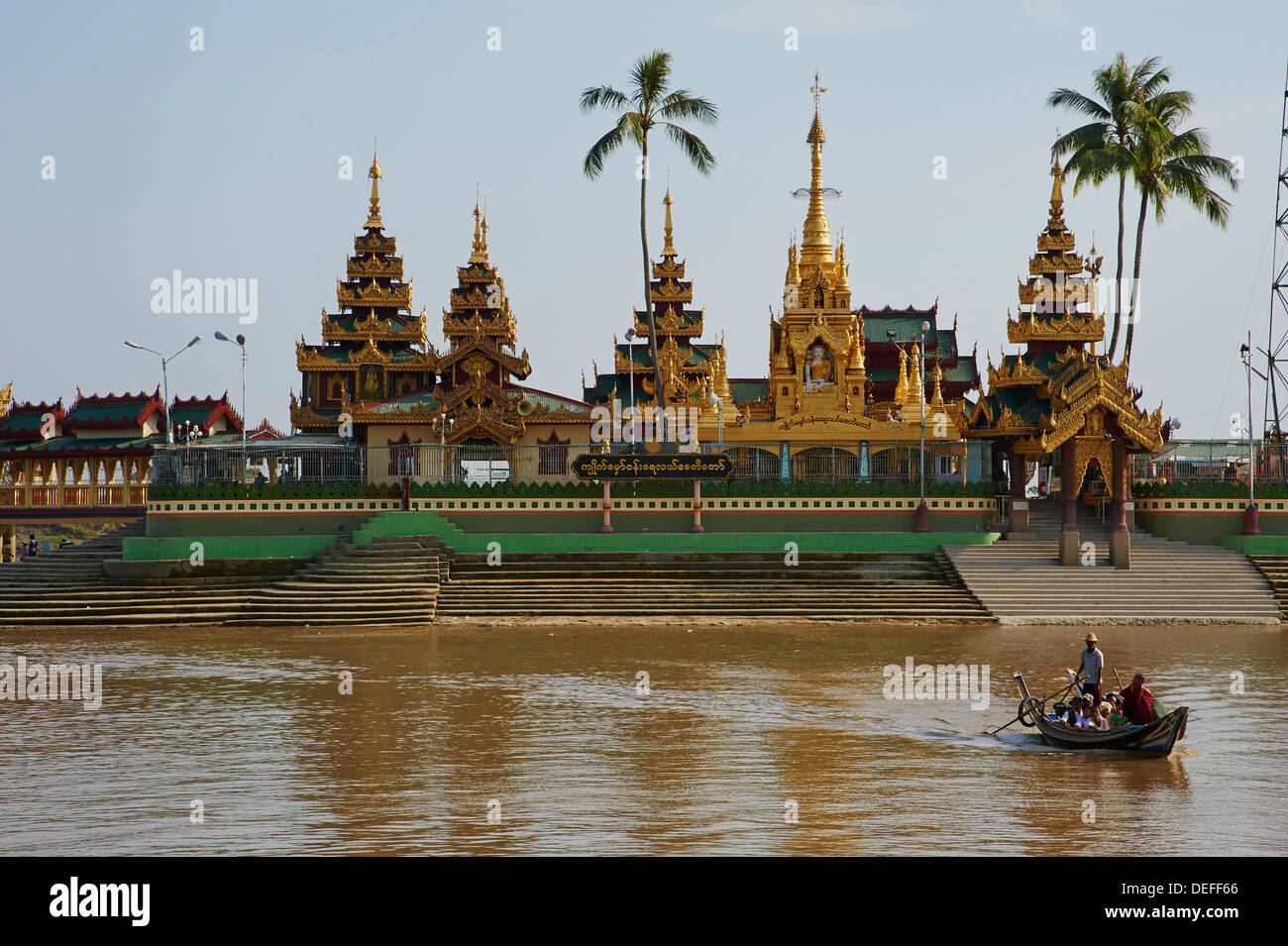 Temple flottant et monastère, Yele Paya, Kyauktan, Yangonb (Rangoon), le Myanmar (Birmanie), l'Asie Banque D'Images