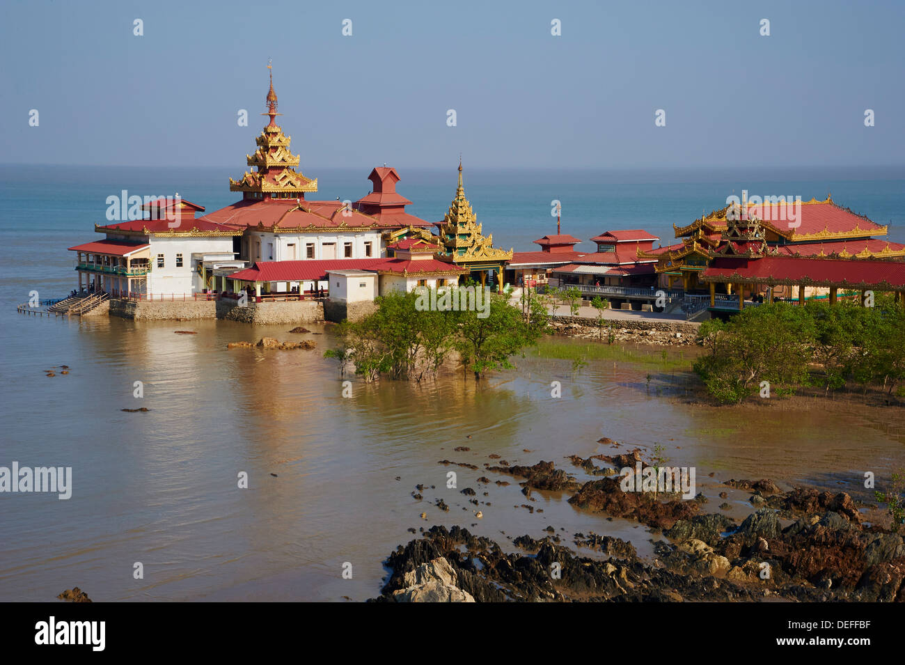 Paya Yele, monastère, temple flottant, Kyaikkami, Mawlamyine (Moulmein), l'État Môn, Myanmar (Birmanie), l'Asie Banque D'Images