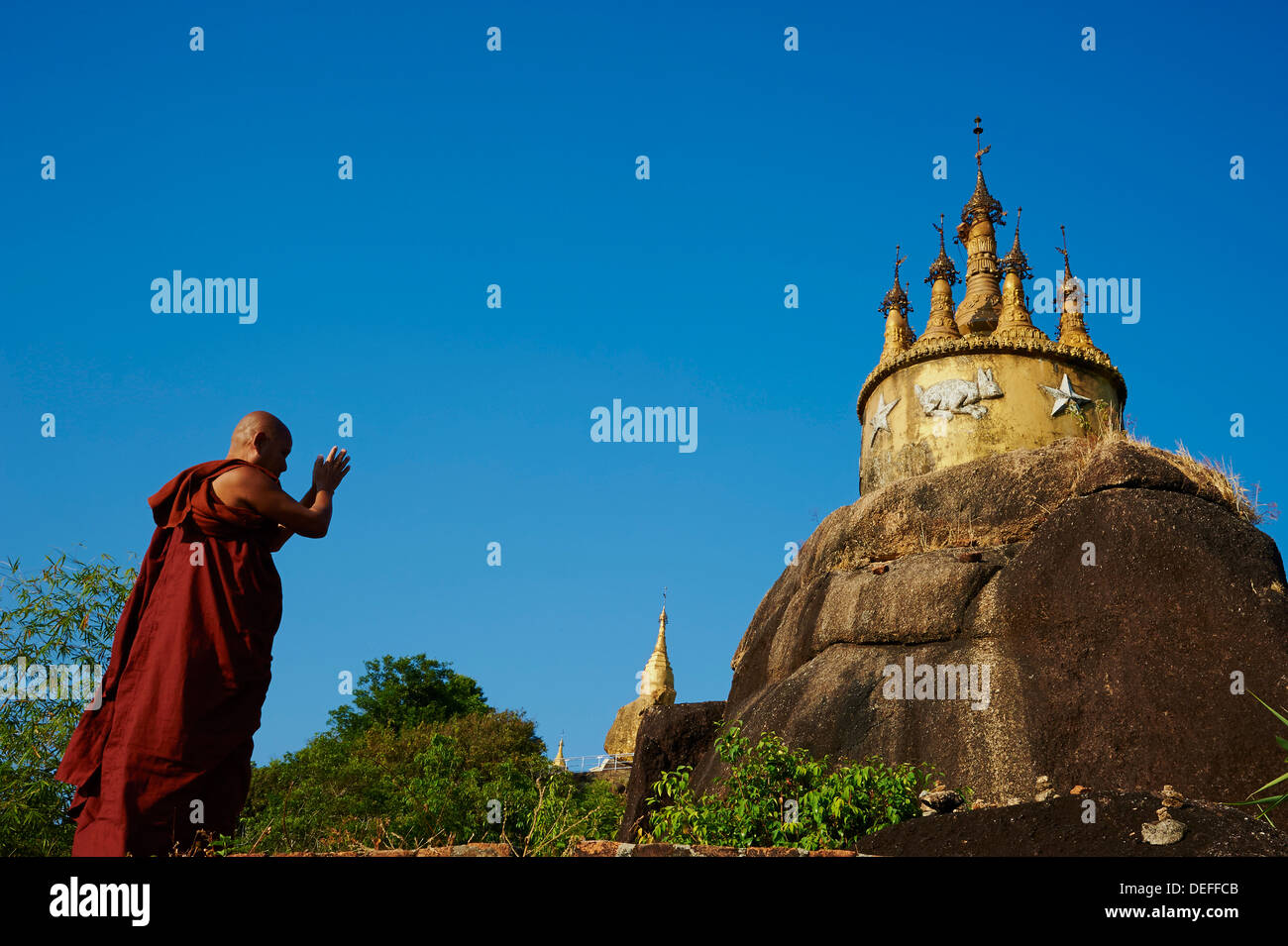Le moine bouddhiste priant au rocher d'or de la RNF Bo, Mawlamyine (Moulmein), l'État Môn, Myanmar (Birmanie), l'Asie Banque D'Images