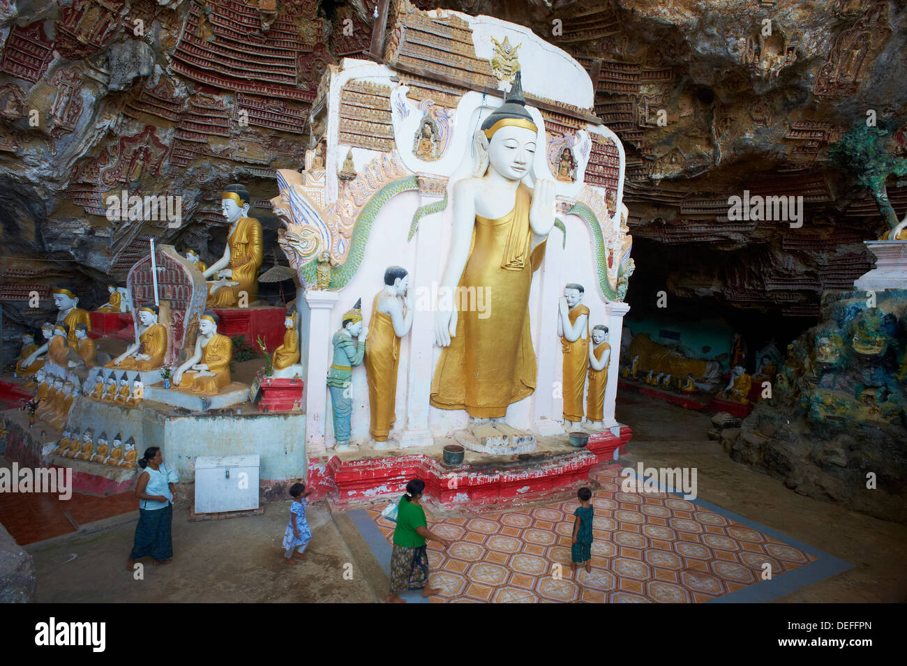 Des statues du Bouddha à la Cave, près de bouddhiste Kawgun Hpa-An, Karen (État de Kayin), le Myanmar (Birmanie), l'Asie Banque D'Images