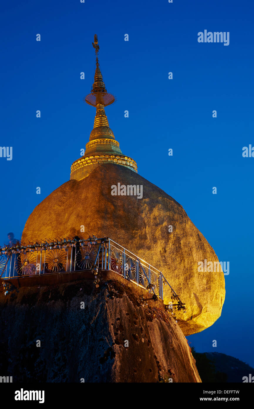 Kyaiktiyo Golden Rock, l'État Môn, Myanmar (Birmanie), l'Asie Banque D'Images