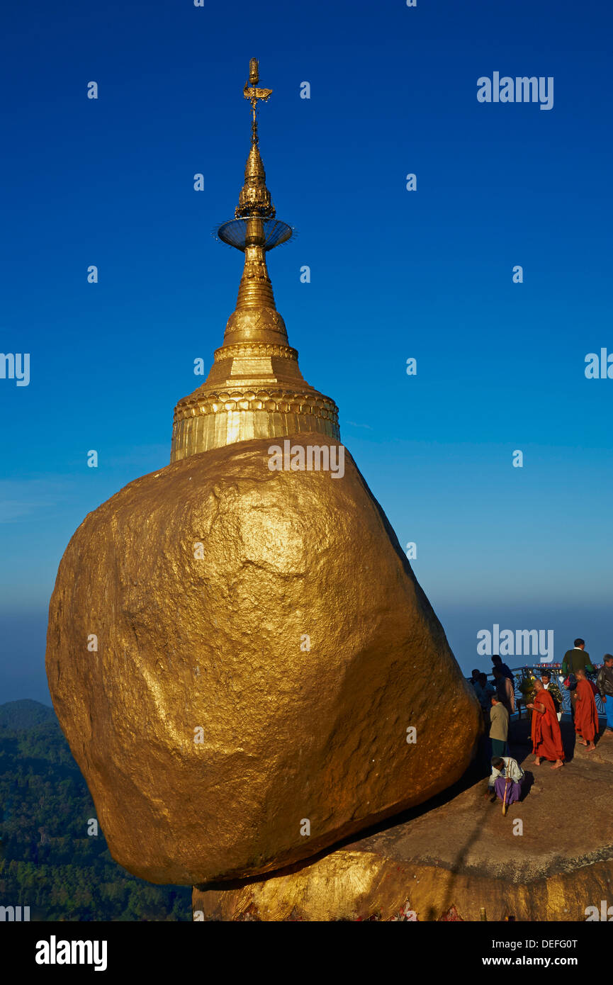 Moines et pèlerins, Kyaiktiyo Golden Rock, l'État Môn, Myanmar (Birmanie), l'Asie Banque D'Images