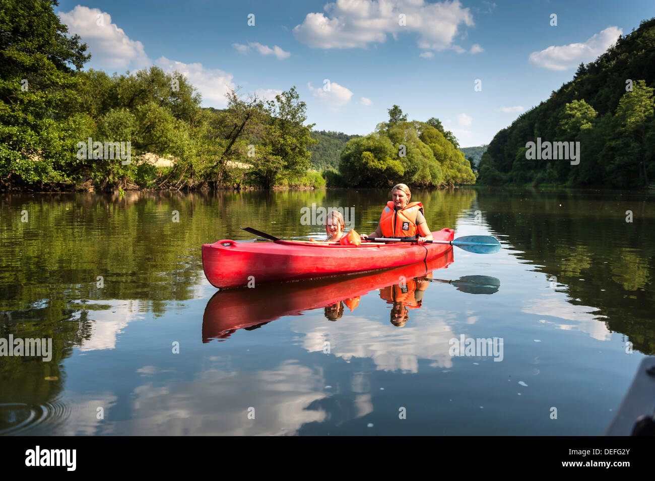 Promenade en barque dans un canot sur la rivière Naab, Haut-Palatinat, en Bavière, Allemagne Banque D'Images