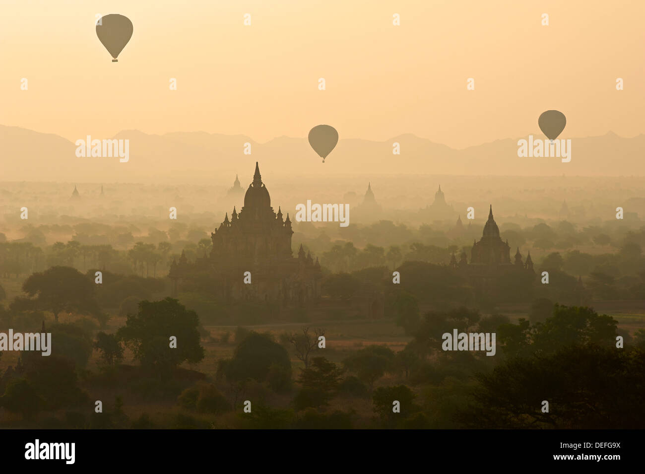 Ballons à air chaud au-dessus de Bagan (Pagan), le Myanmar (Birmanie), l'Asie Banque D'Images