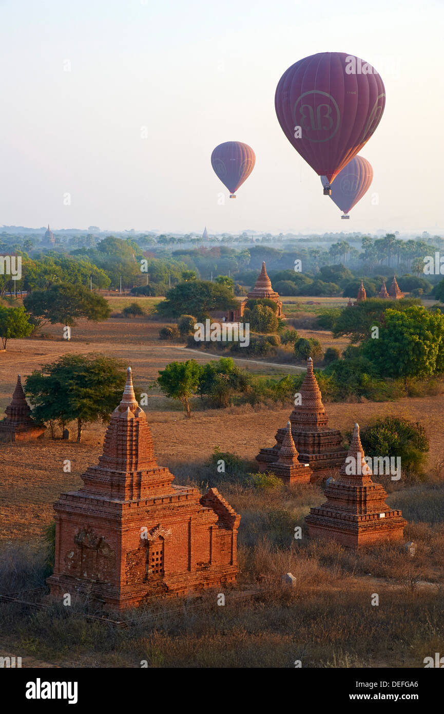 Ballons à air chaud au-dessus de Bagan (Pagan), le Myanmar (Birmanie), l'Asie Banque D'Images