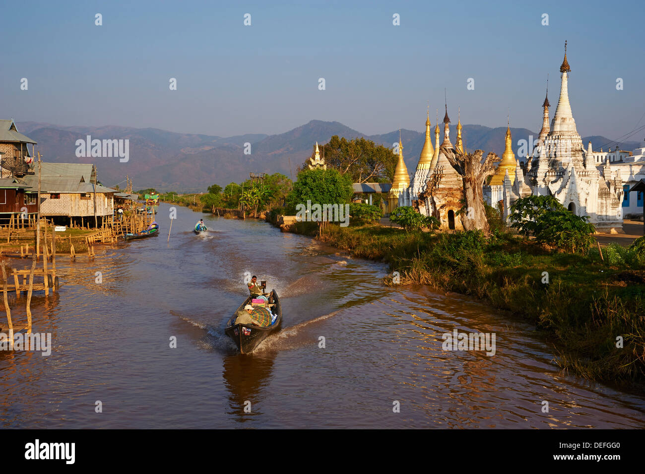 Monastère et Ywama village, lac Inle, l'État de Shan, Myanmar (Birmanie), l'Asie Banque D'Images