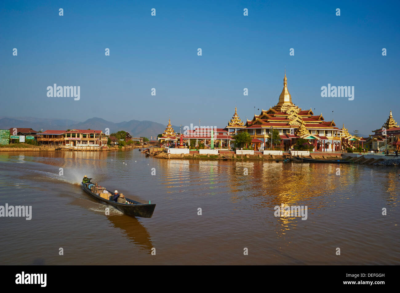 Paya la Pagode Phaung Daw Oo, le lac Inle, l'État de Shan, Myanmar (Birmanie), l'Asie Banque D'Images