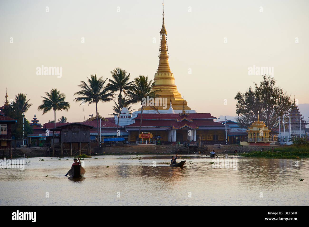 Pagode, Nampan village, lac Inle, l'État de Shan, Myanmar (Birmanie), l'Asie Banque D'Images