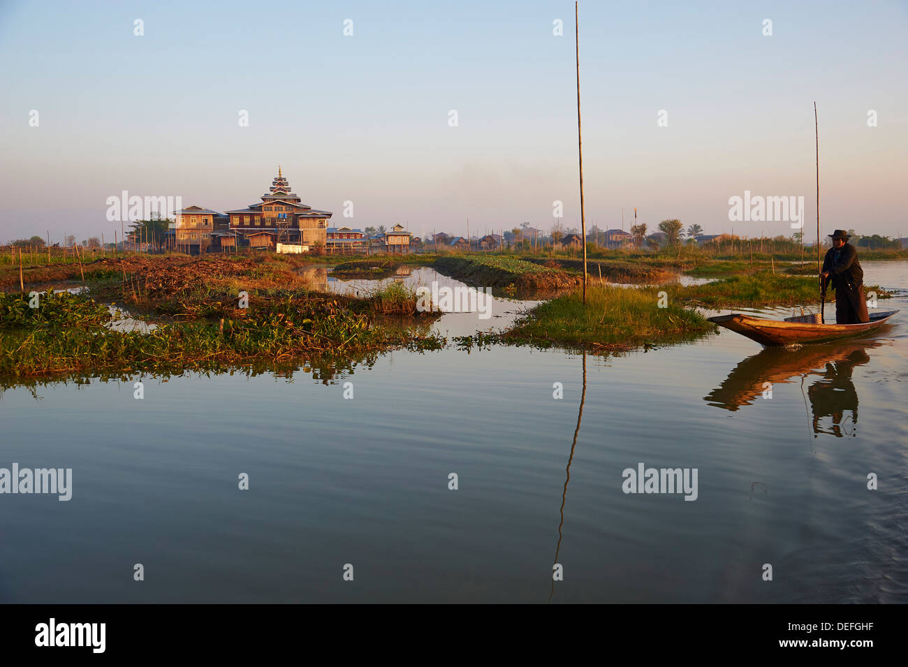 Pêcheur sur le lac Inle, l'État de Shan, Myanmar (Birmanie), l'Asie Banque D'Images