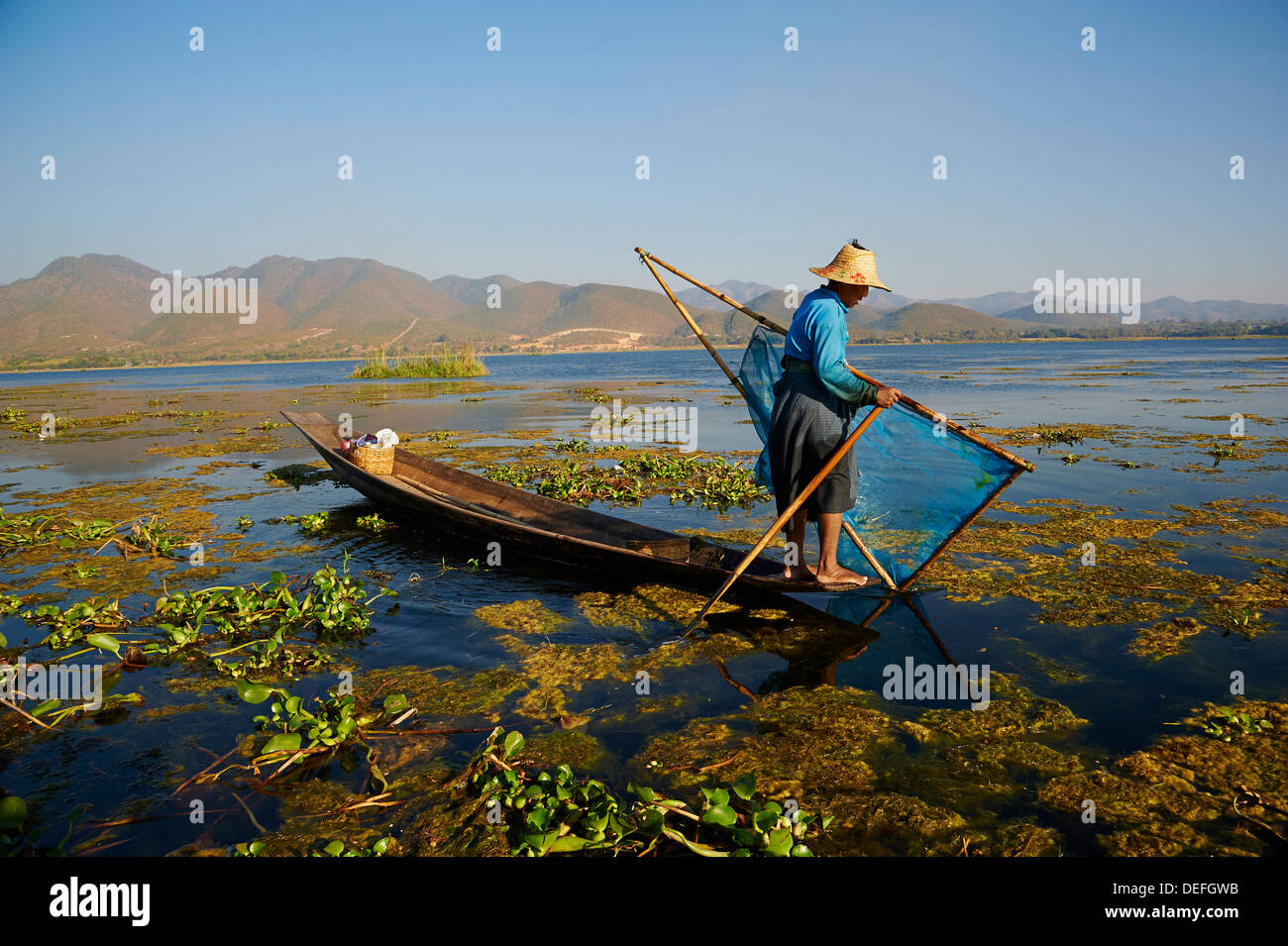 Pêcheur sur le lac Inle, l'État de Shan, Myanmar (Birmanie), l'Asie Banque D'Images
