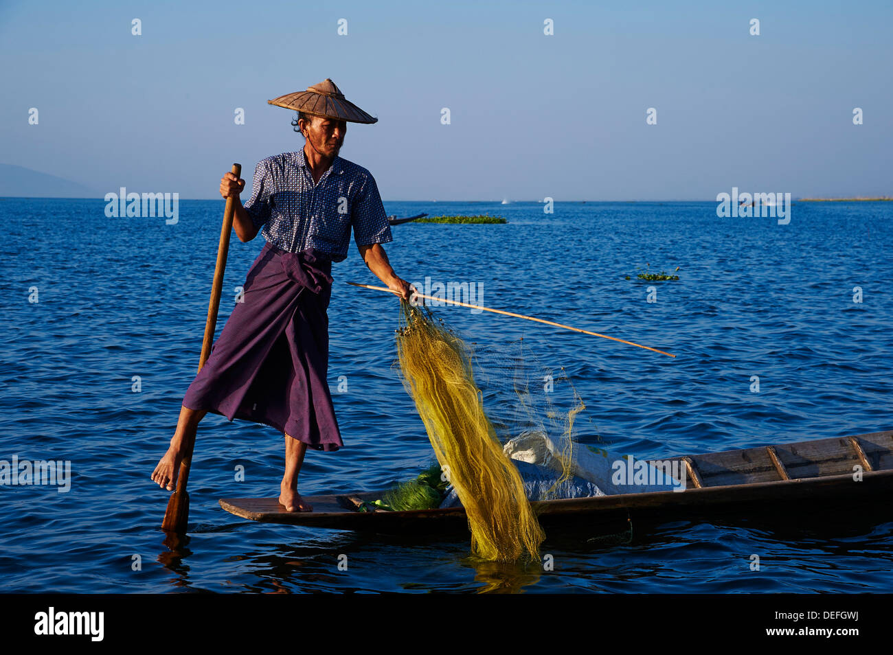 Pêcheur sur le lac Inle, l'État de Shan, Myanmar (Birmanie), l'Asie Banque D'Images