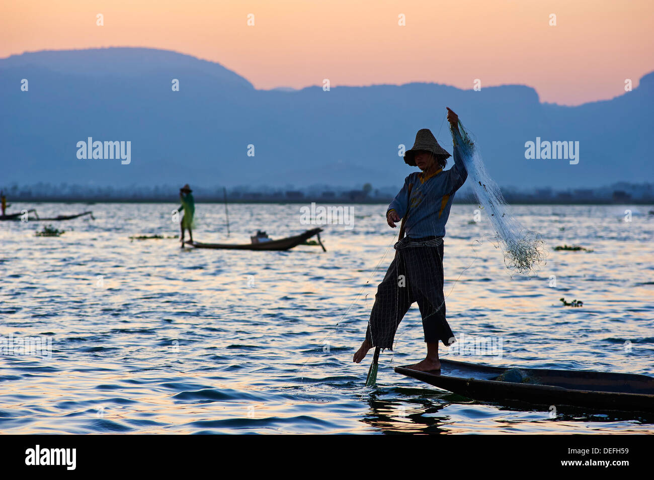 Pêcheur sur le lac Inle, l'État de Shan, Myanmar (Birmanie), l'Asie Banque D'Images