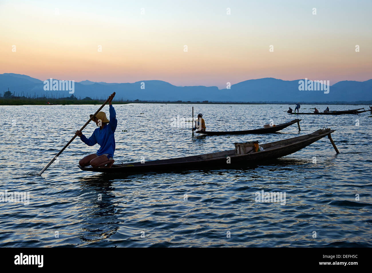 Pêcheur sur le lac Inle, l'État de Shan, Myanmar (Birmanie), l'Asie Banque D'Images