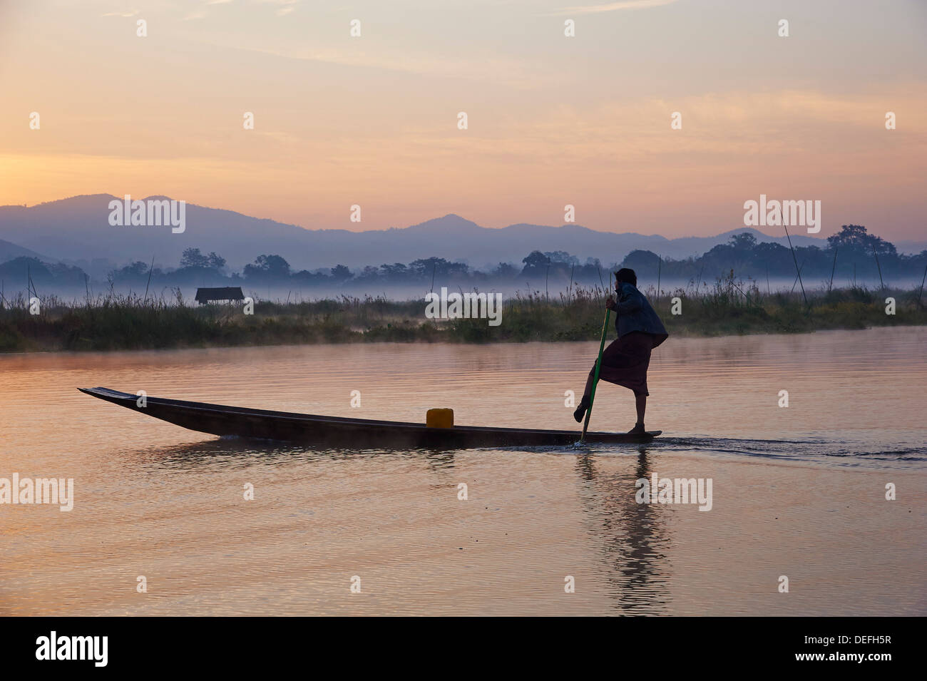 Pêcheur sur le lac Inle, l'État de Shan, Myanmar (Birmanie), l'Asie Banque D'Images