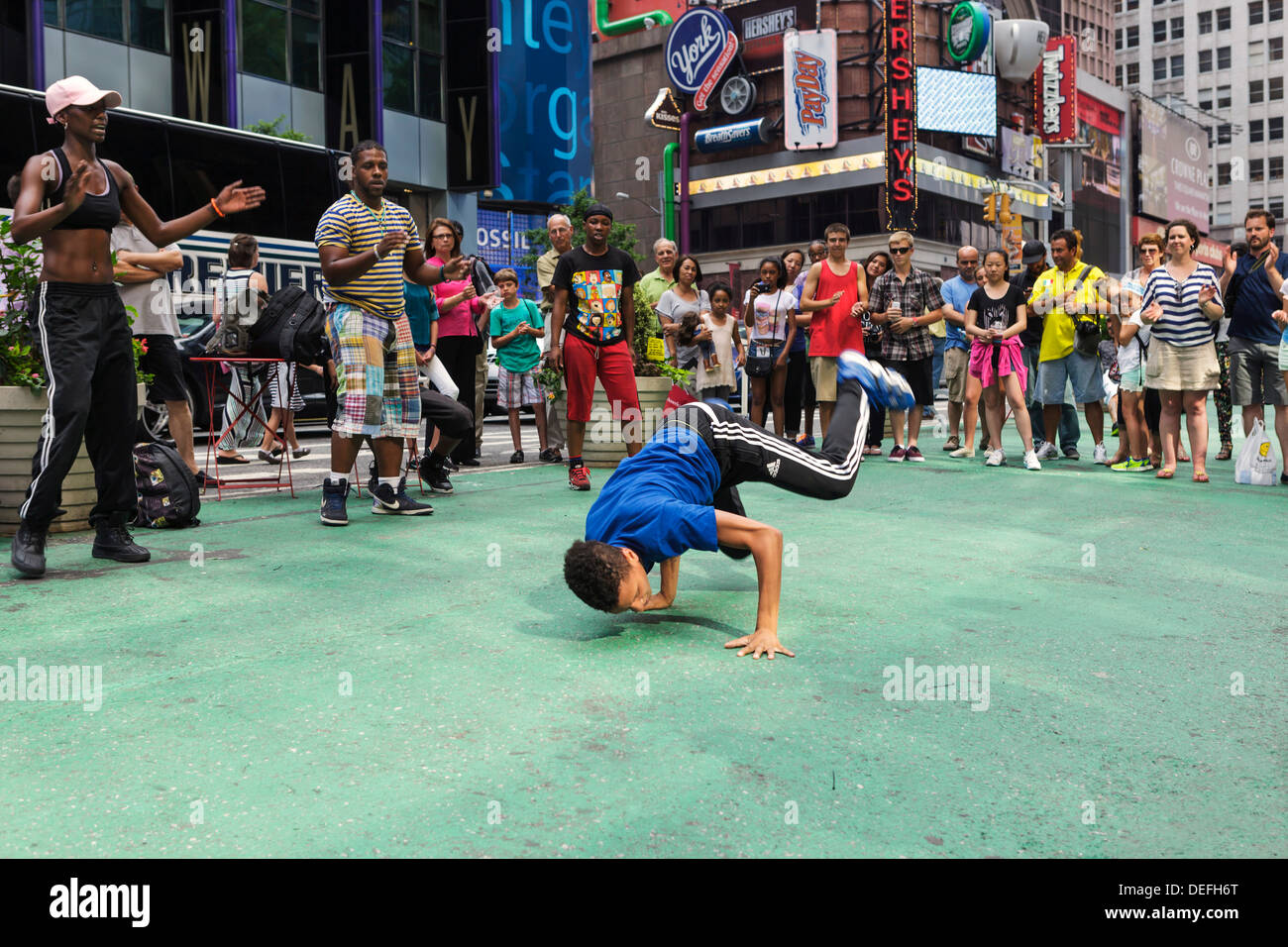 Street dance performance à Times Square, New York City, New York, United States Banque D'Images