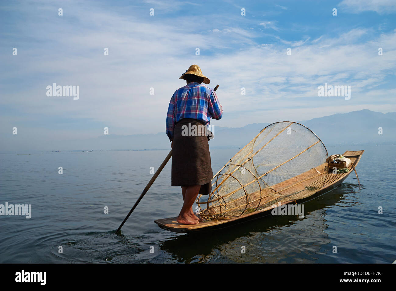 Pêcheur sur le lac Inle, l'État de Shan, Myanmar (Birmanie), l'Asie Banque D'Images