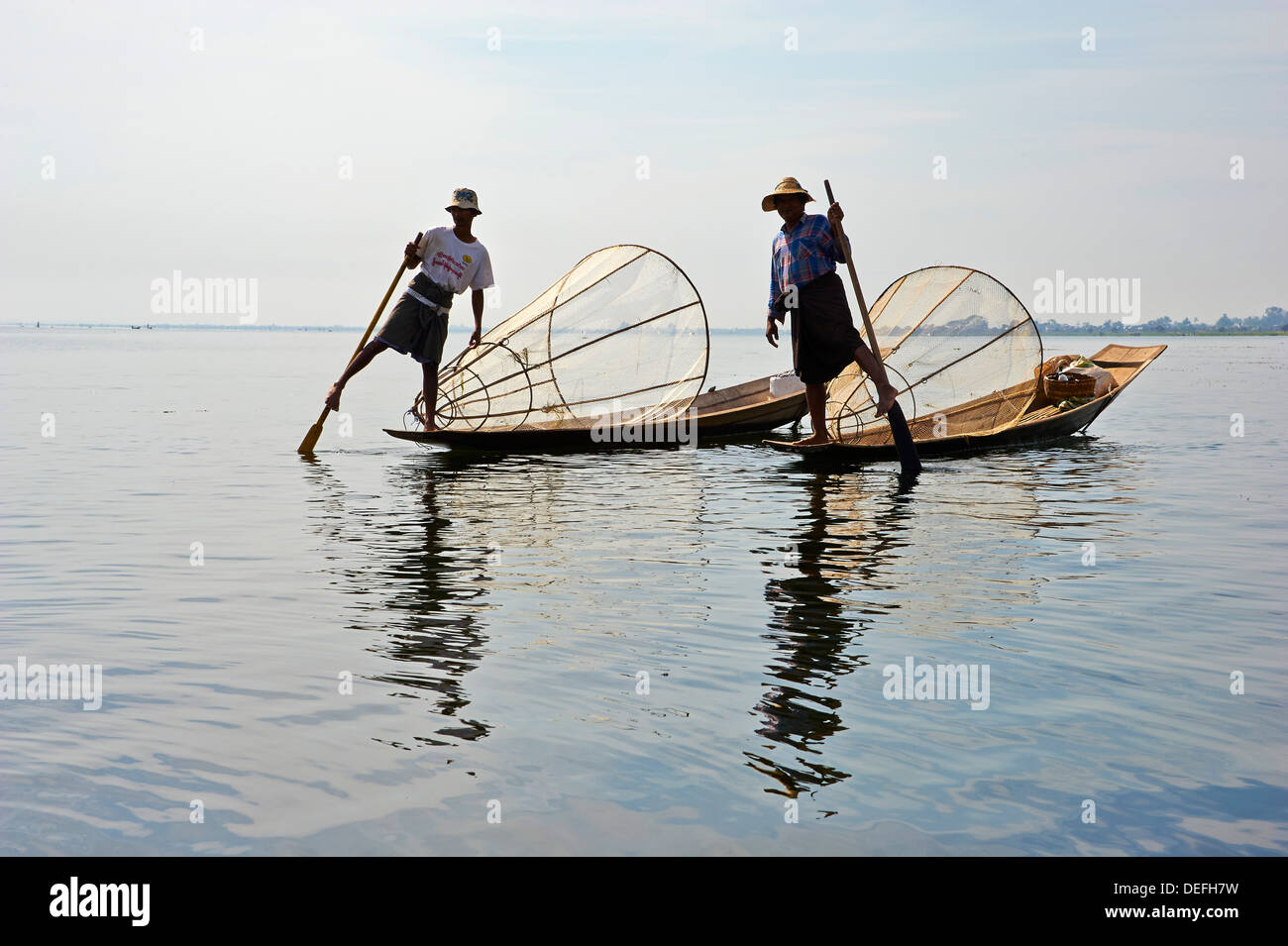 Pêcheur sur le lac Inle, l'État de Shan, Myanmar (Birmanie), l'Asie Banque D'Images