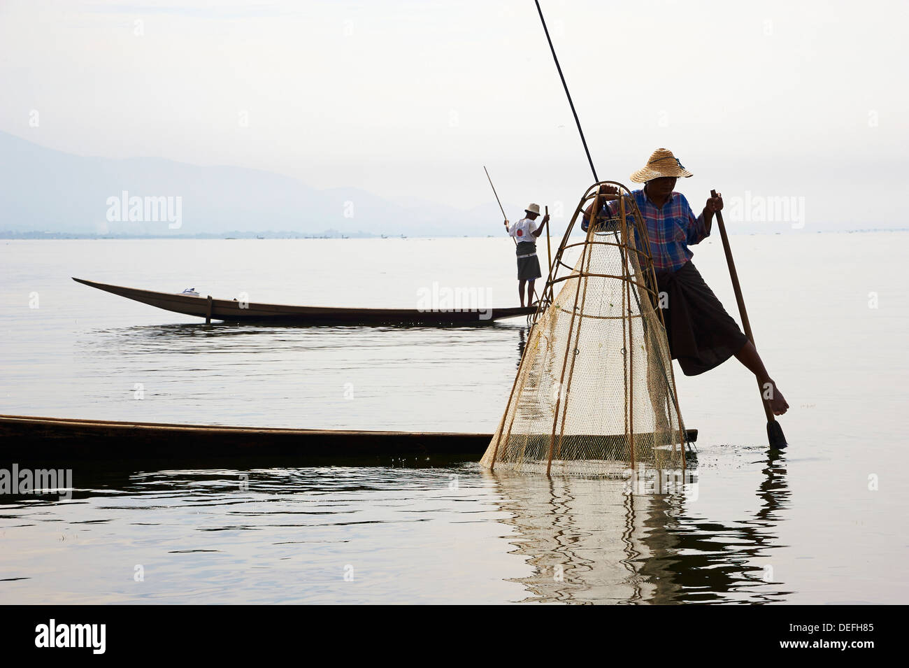 Pêcheur sur le lac Inle, l'État de Shan, Myanmar (Birmanie), l'Asie Banque D'Images