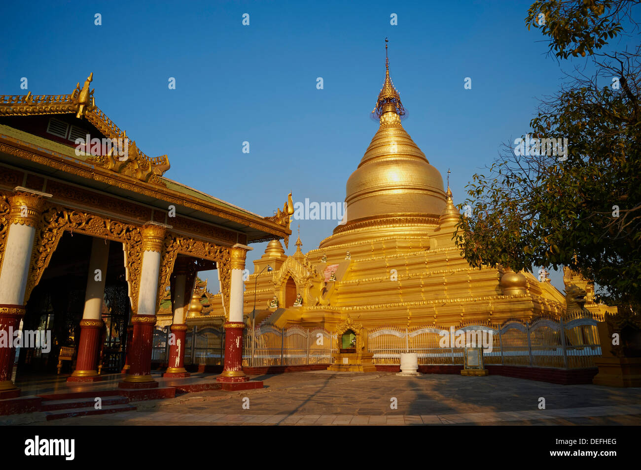 Temple Kuthodaw et le monastère, Mandalay, Myanmar (Birmanie), l'Asie Banque D'Images