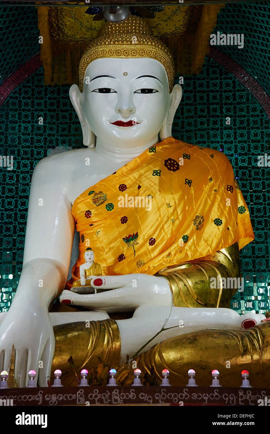 Statue de Bouddha, Mandalay Hill, Mandalay, Myanmar (Birmanie), l'Asie Banque D'Images