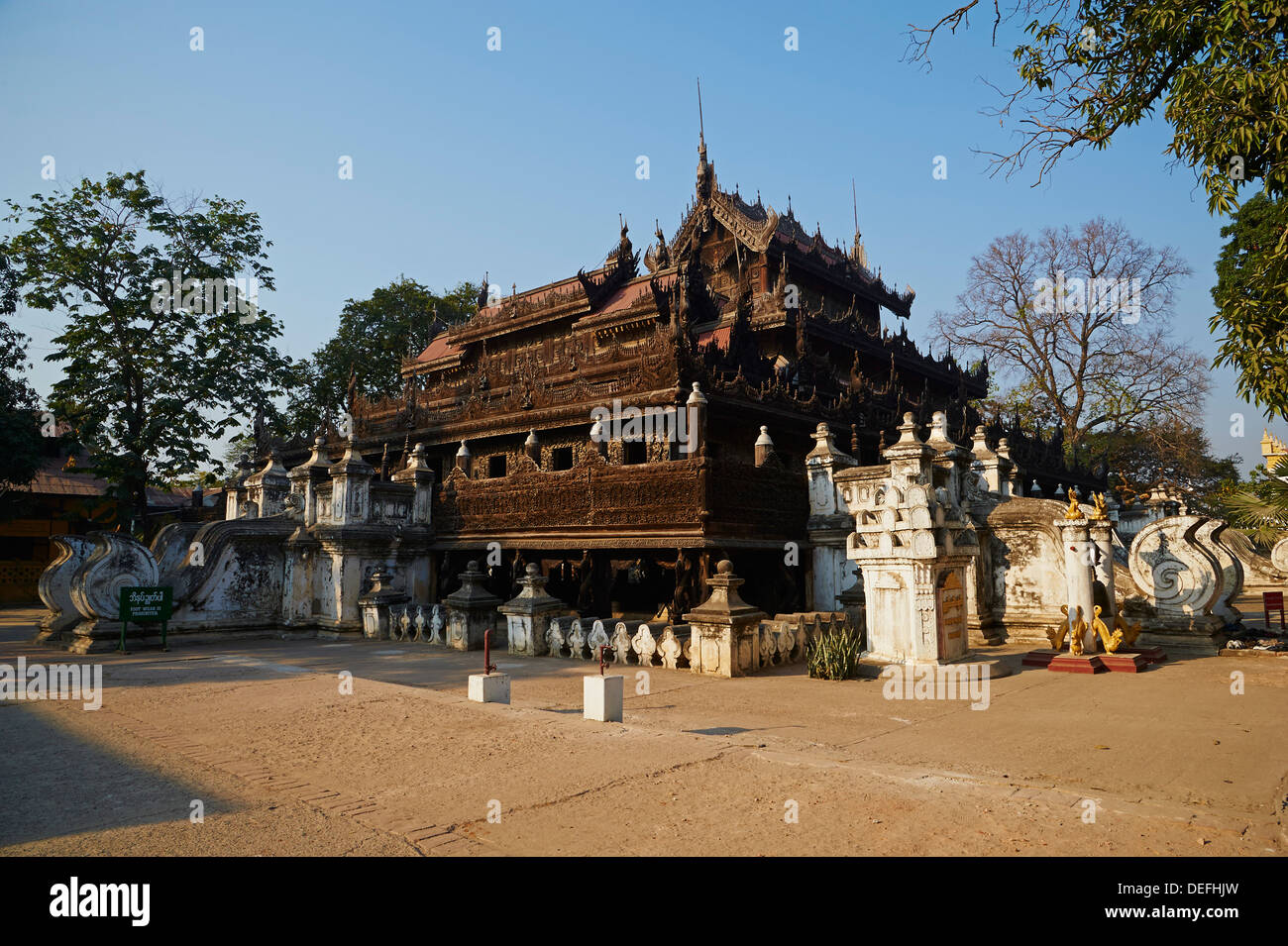 Kyaung Shwe Dans Bin teakwood temple et monastère, Mandalay, Myanmar (Birmanie), l'Asie Banque D'Images