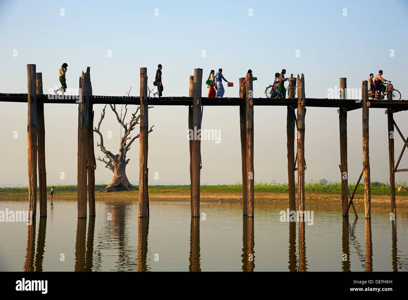 Taung Thama Lake et U Bein bridge à Amarapura, Mandalay, Myanmar (Birmanie), l'Asie Banque D'Images
