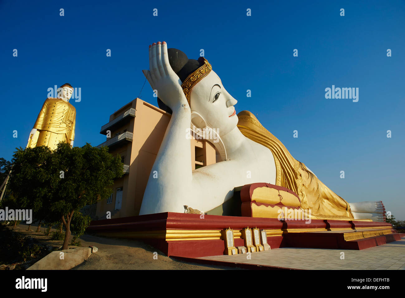 Tataung Bodhi, le Bouddha statue de 129 m de haut, et Bouddha couché, Monywa, Rhône-Alpes, le Myanmar (Birmanie), l'Asie Banque D'Images