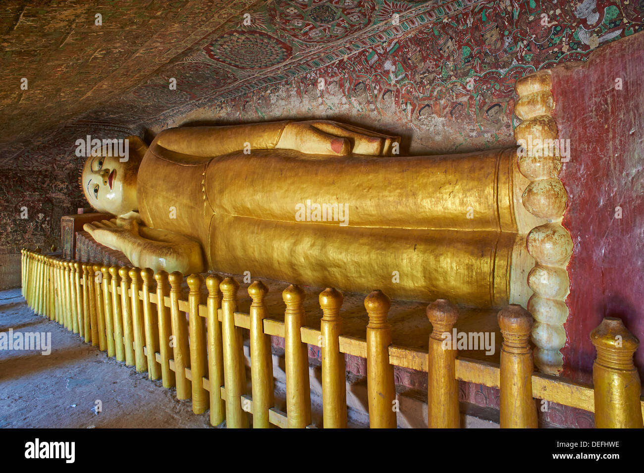 Statue de Bouddha couché dans le Po Win Daung grotte bouddhiste, Monywa, Rhône-Alpes, le Myanmar (Birmanie) Banque D'Images