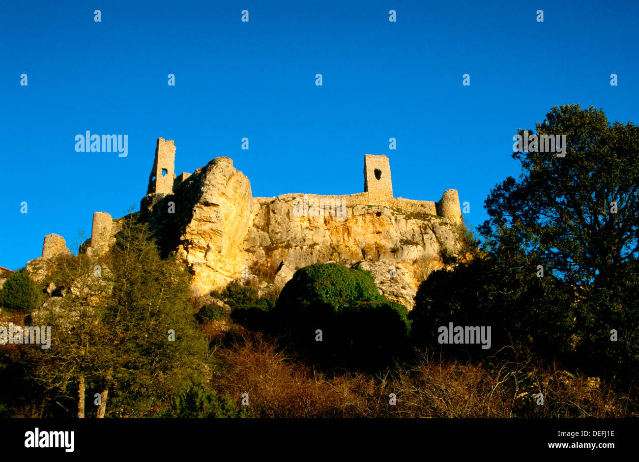 Château et enceinte médiévale (14ème siècle). Calatañazor. La province de Soria. Espagne Banque D'Images