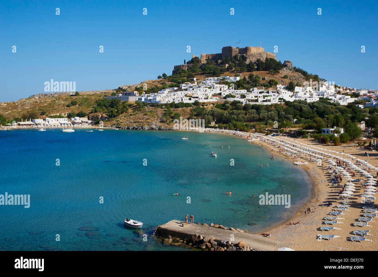 L'Acropole et le village, plage de Lindos. Lindos, Rhodes, Dodécanèse, îles grecques, Grèce, Europe Banque D'Images