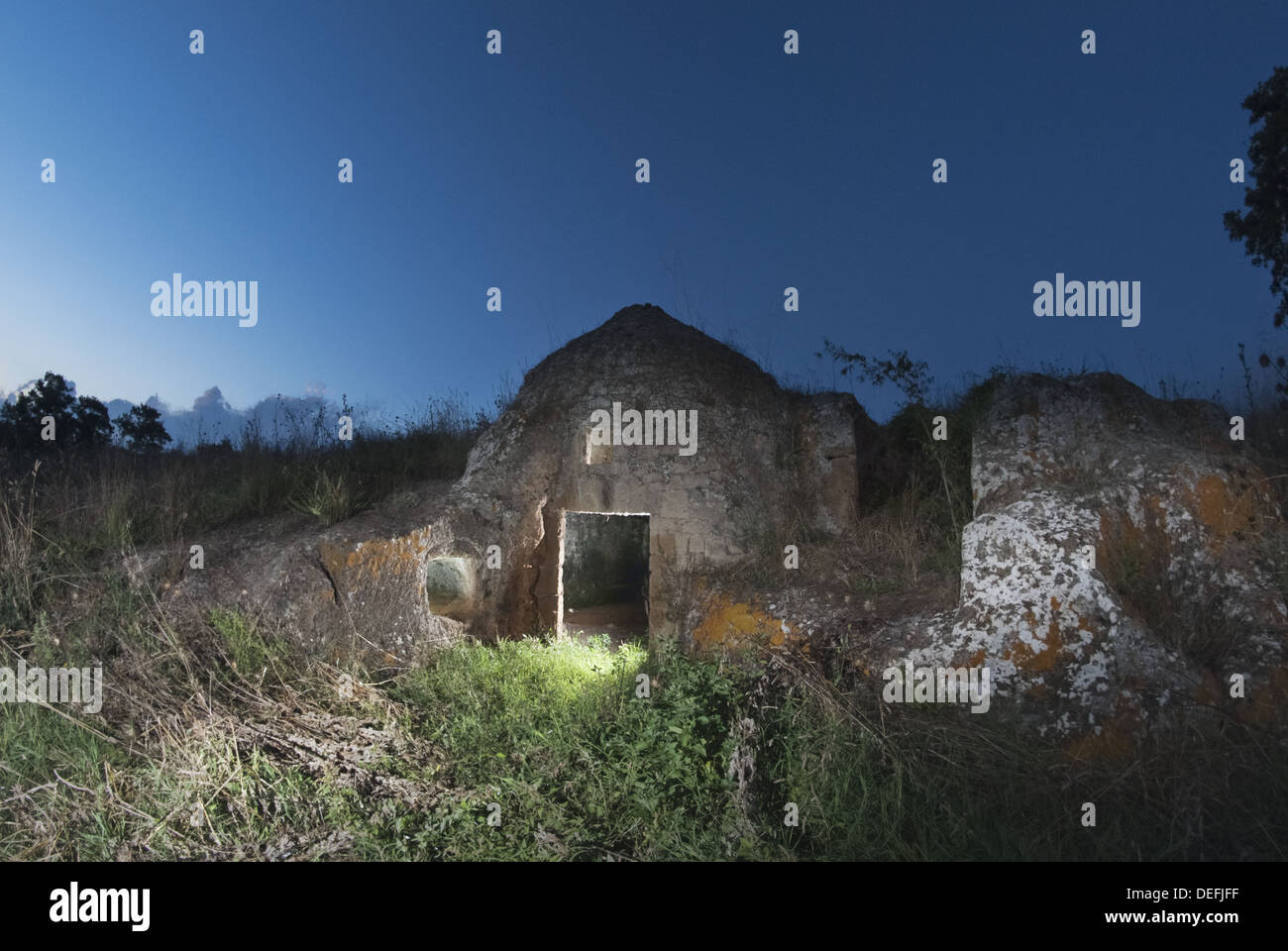 Ce qu'on appelle 'Stone Hut', construit sur une nécropole étrusque, Tuscania, Italie Banque D'Images
