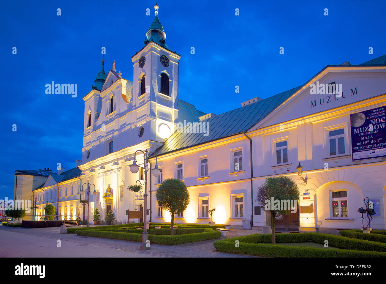 Ancien couvent des Frères piaristes et Eglise de la rue au crépuscule, Rzeszow, Pologne, Europe Banque D'Images