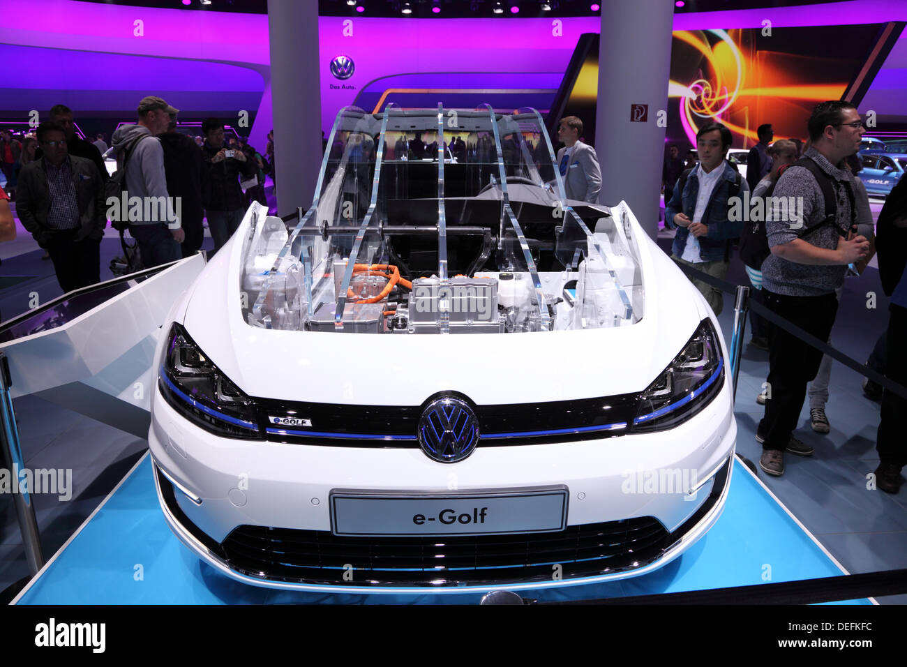 Francfort, Allemagne. 17 août, 2013. International Motor Show de Francfort, en Allemagne. Présentation de la Volkswagen E-Golf à la 65ème IAA de Francfort, Allemagne, le 17 septembre 2013 © philipus/Alamy Live News Banque D'Images