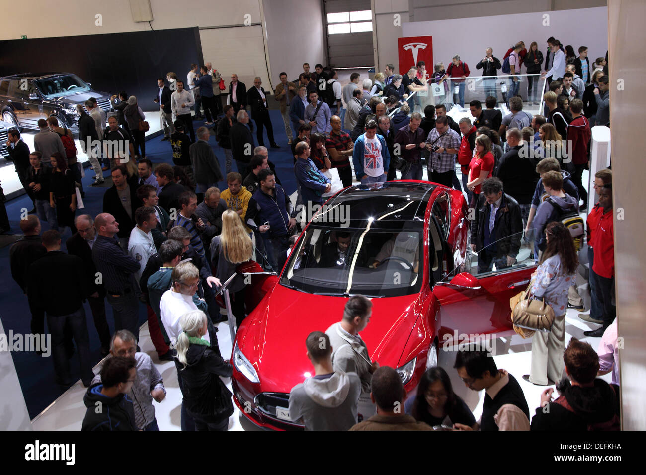 Francfort, Allemagne. 17 août, 2013. International Motor Show de Francfort, en Allemagne. Tesla Model S à la 65ème IAA de Francfort, Allemagne, le 17 septembre 2013 © philipus/Alamy Live News Banque D'Images