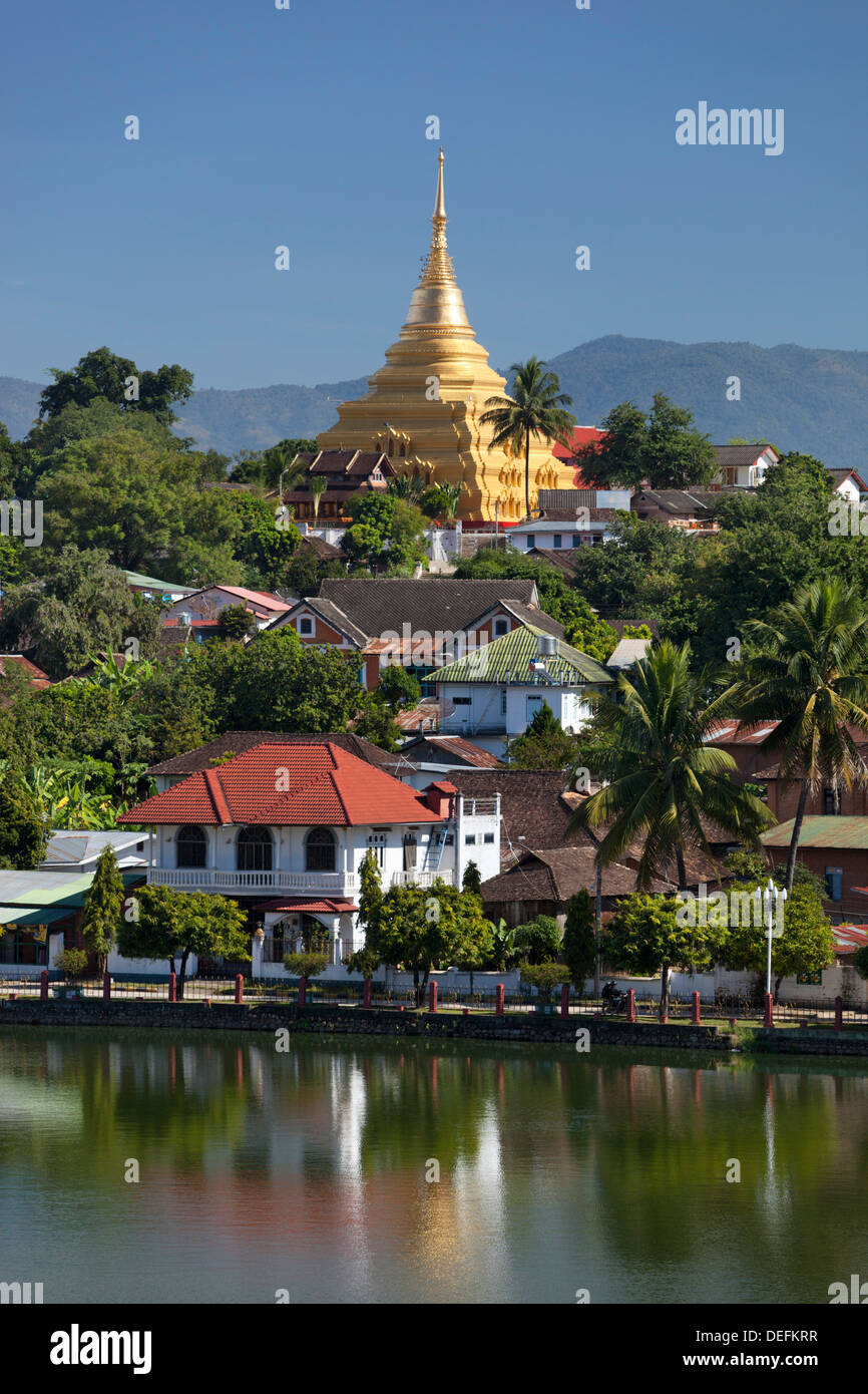 Wat Jong Kham et bâtiments de l'époque coloniale sur le lac Naung Tung, Kengtung, l'État de Shan, Myanmar (Birmanie), l'Asie Banque D'Images