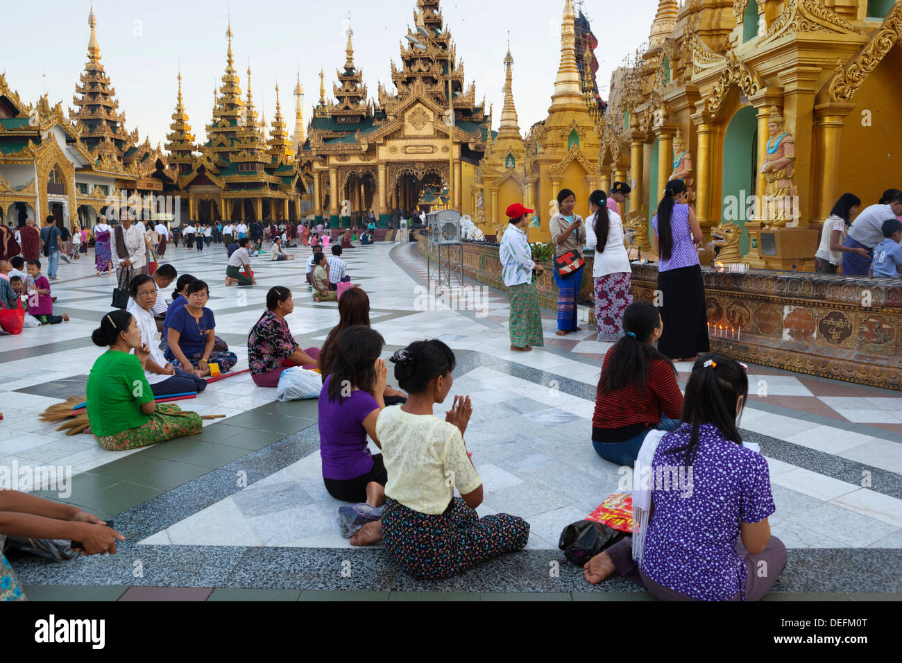 Les dévots prier, Shwedagon pagoda, Yangon (Rangoon), région de Yangon, Myanmar (Birmanie), l'Asie Banque D'Images